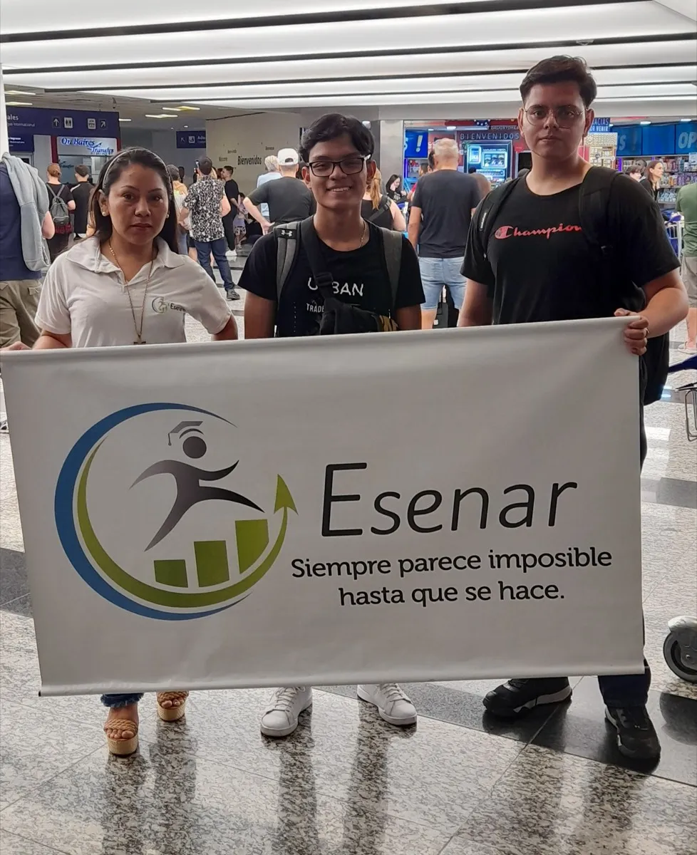 2 jóvenes ecuatorianos a estudiar medicina en la UNLP