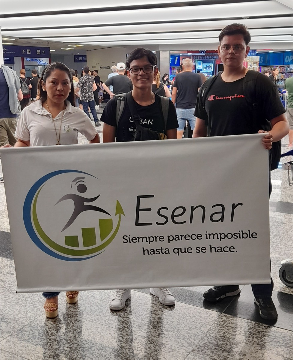 2 jóvenes ecuatorianos a estudiar medicina en la UNLP